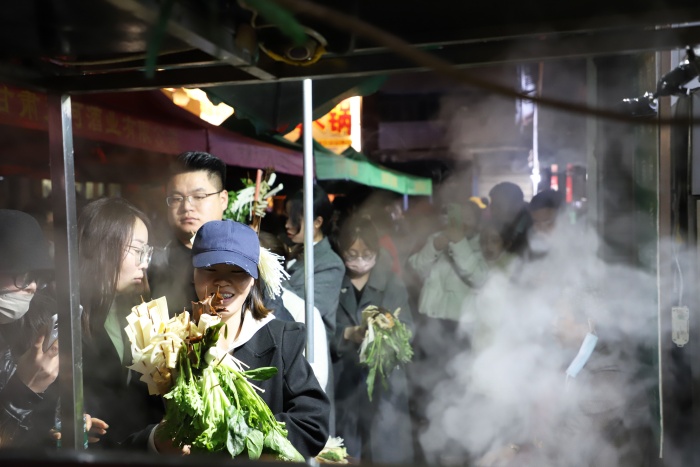 天水麻辣烫爆火，游客正在排队。图片来源：天水市融媒体中心