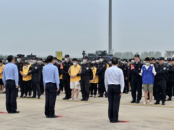 中国籍涉赌诈违法犯罪嫌疑人从柬埔寨被押解回国。人民网记者 郝萍摄