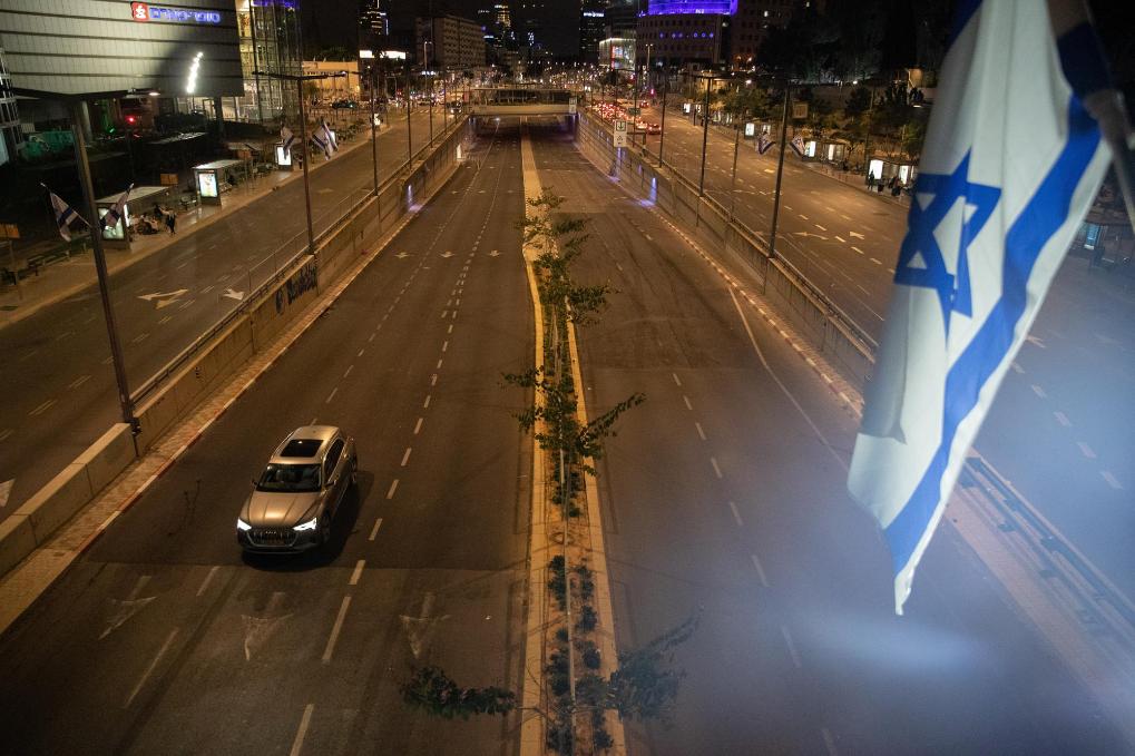 这是4月13日晚拍摄的安全警告生效后的以色列特拉维夫市区。新华社记者陈君清摄