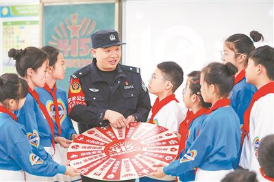 图为公安民警给学生们讲解国家安全知识。张鹰摄