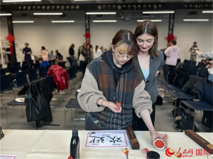 学生现场体验中国书法。人民网记者 禹丽敏摄