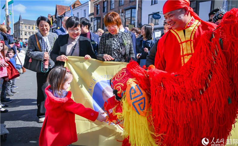 图为斯特拉福德市举办的庆祝莎士比亚诞辰460周年巡游活动现场。人民网 郭锦标摄