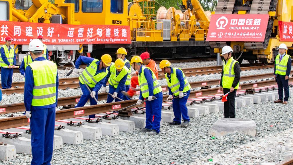 △2024年4月25日，在塞尔维亚北部城市巴奇卡托波拉，匈塞铁路项目施工人员进行匈塞铁路轨道合龙工作。