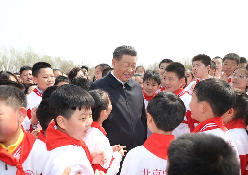 △4月3日，习近平总书记来到北京市通州区潞城镇参加首都义务植树活动。这是总书记同少先队员在一起。