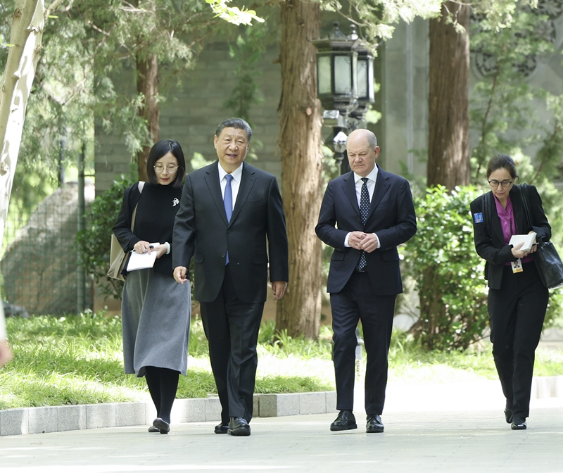 △4月16日，习近平主席在北京钓鱼台国宾馆会见德国总理朔尔茨。这是习近平主席同朔尔茨总理一起散步。