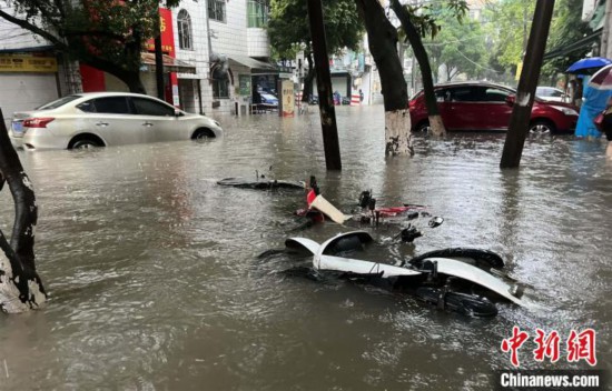 5月10日，广西沿海遭遇强降雨。图为钦州市城区多处积涝。陆敏 摄