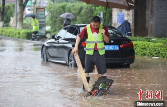 5月10日，广西沿海遭遇强降雨。图为钦州市城区多处积涝。陆敏 摄