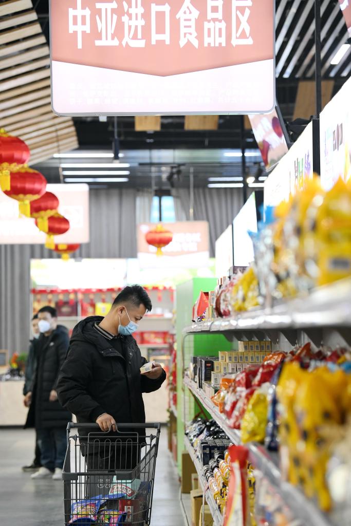 在位于西安浐灞国际港的爱菊健康生活体验馆，消费者挑选中亚进口食品。新华社记者李一博 摄