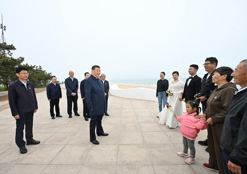 5月22日，在山东日照考察调研的习近平总书记来到阳光海岸绿道，同市民游客亲切交流。