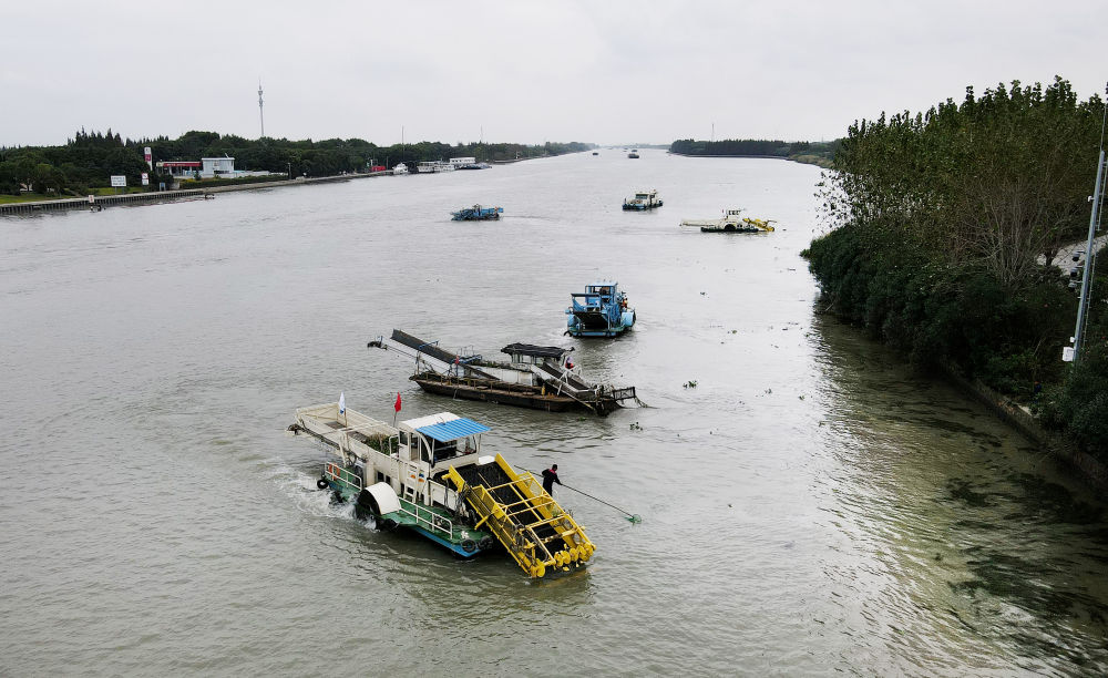 苏浙沪三地的保洁船在苏浙沪交界水域太浦河流域联合清理水面浮游植物（2020年10月15日摄，无人机照片）。新华社记者 方喆 摄