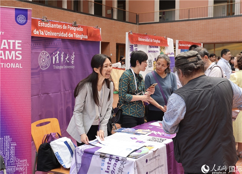 旅西华人华侨在展台前咨询。人民网记者 颜欢摄