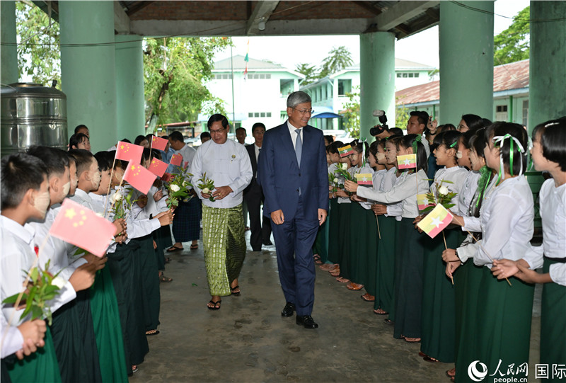 学生列队欢迎陈海大使和梭登首席部长。人民网记者谢佳君摄