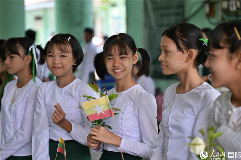 莱达雅第14中学学生在欢迎仪式上。人民网记者谢佳君摄