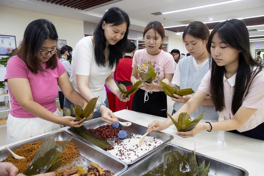 2024年6月1日，海峡两岸青年学生在华东师范大学包粽子、做香囊，体验传统文化。