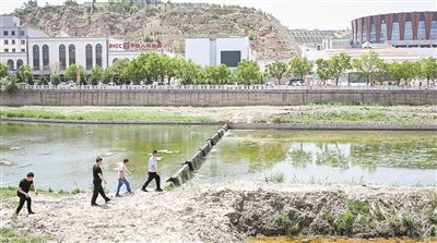  工作人员在内蒙古呼和浩特市清水河县城关镇清水河河道巡查。新华社记者 贝赫摄