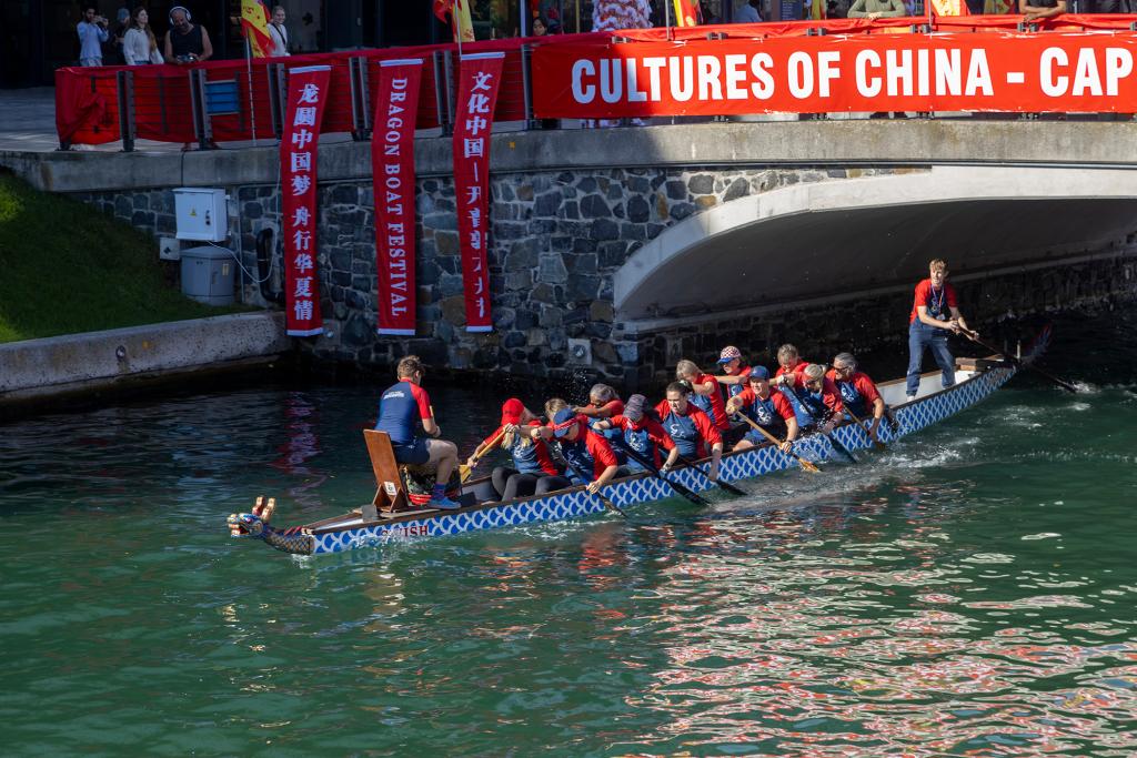 6月8日，人们在南非开普敦参加第二届“文化中国·开普敦龙舟节”比赛。新华社记者王雷摄