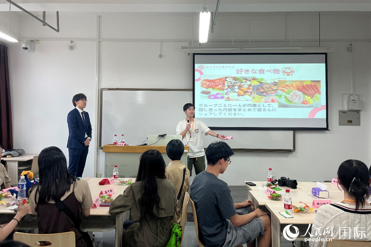 中日大学生交流讨论。人民网记者 陈思摄