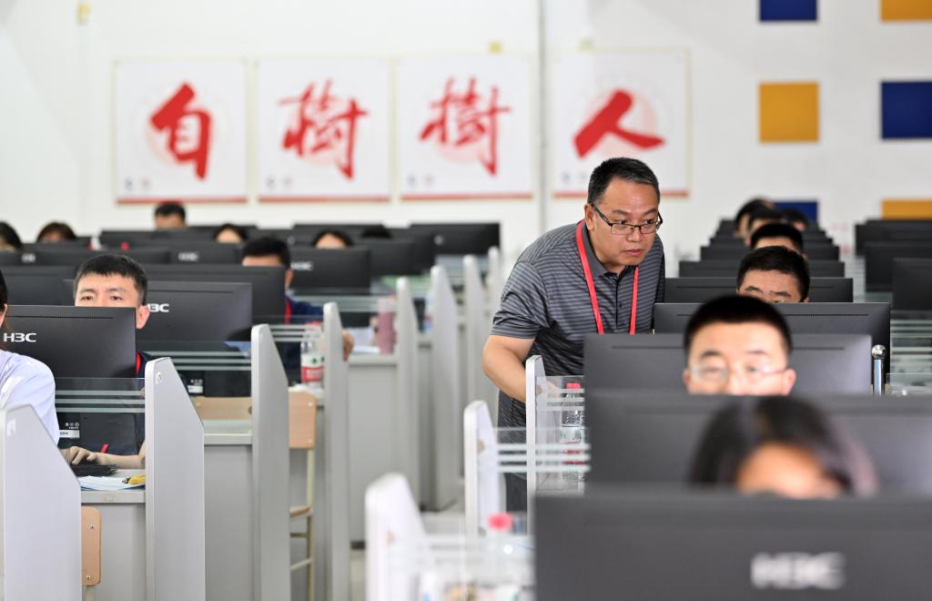 6月14日，评卷教师在天津师范大学评卷点评卷。新华社记者 李然 摄