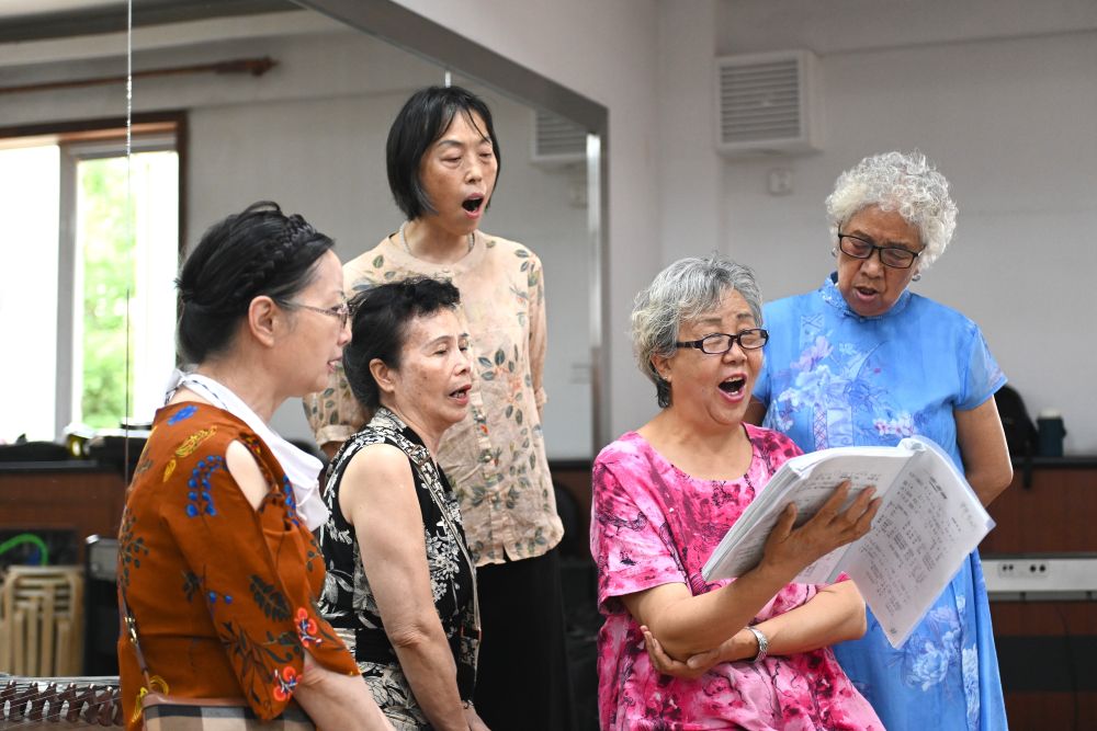 6月20日，长城花园社区居民在活动室排练节目。