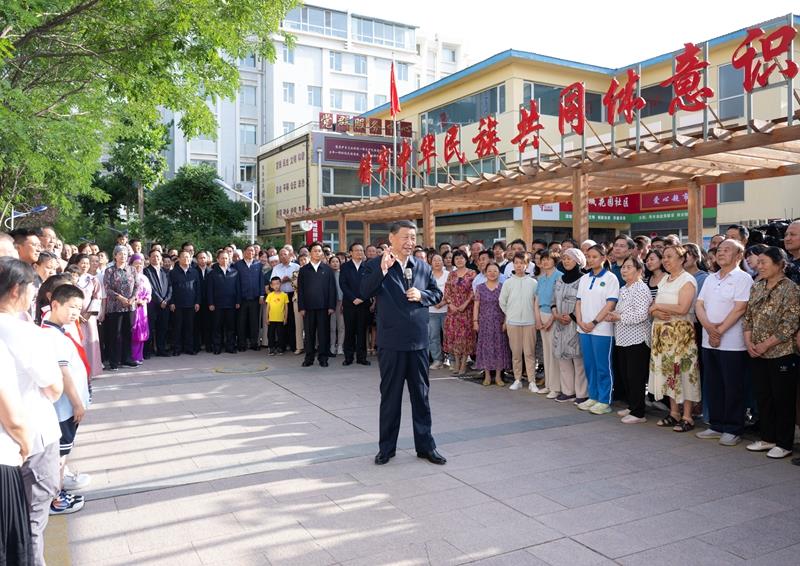 2024年6月19日，习近平总书记在宁夏银川市金凤区长城花园社区考察时，同社区居民亲切交流。