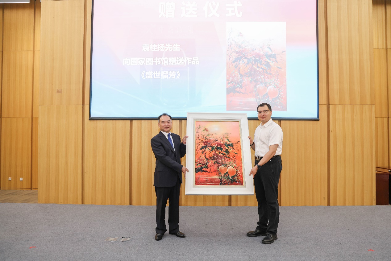 活动现场，国家图书馆收藏袁桂扬油画作品《盛世榴芳》。主办方供图