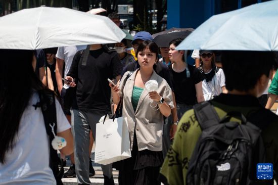 7月4日，人们在日本东京原宿的街道上行走。新华社记者 张笑宇 摄