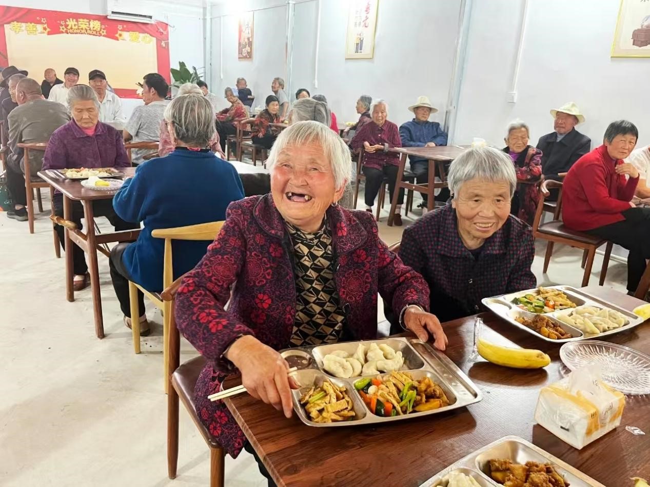 老人在以孝治家大食堂用餐。（受访者供图）