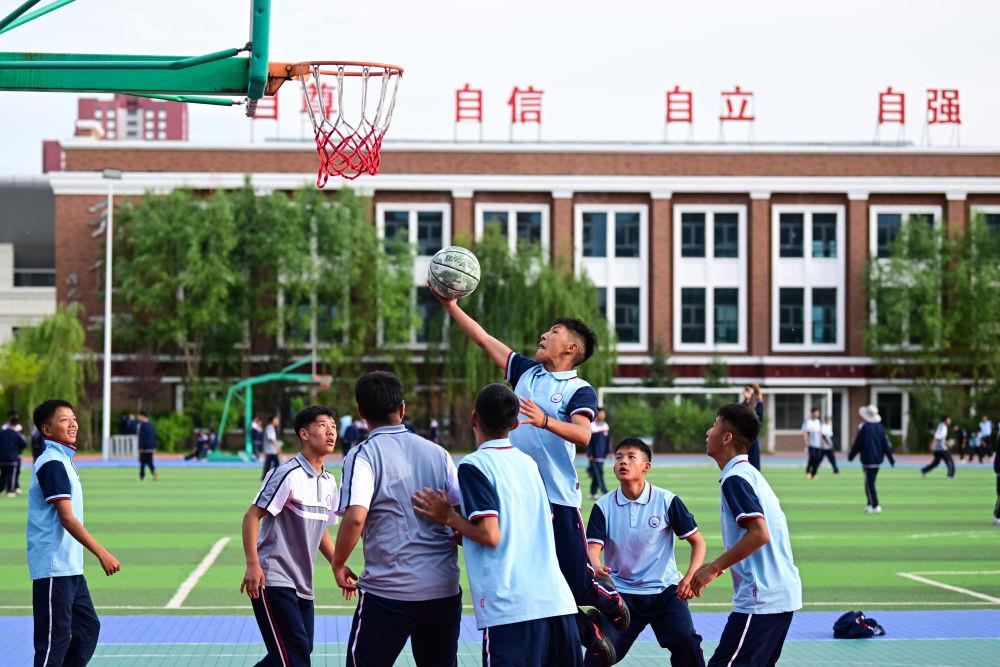 青海果洛西宁民族中学的学生在打篮球。