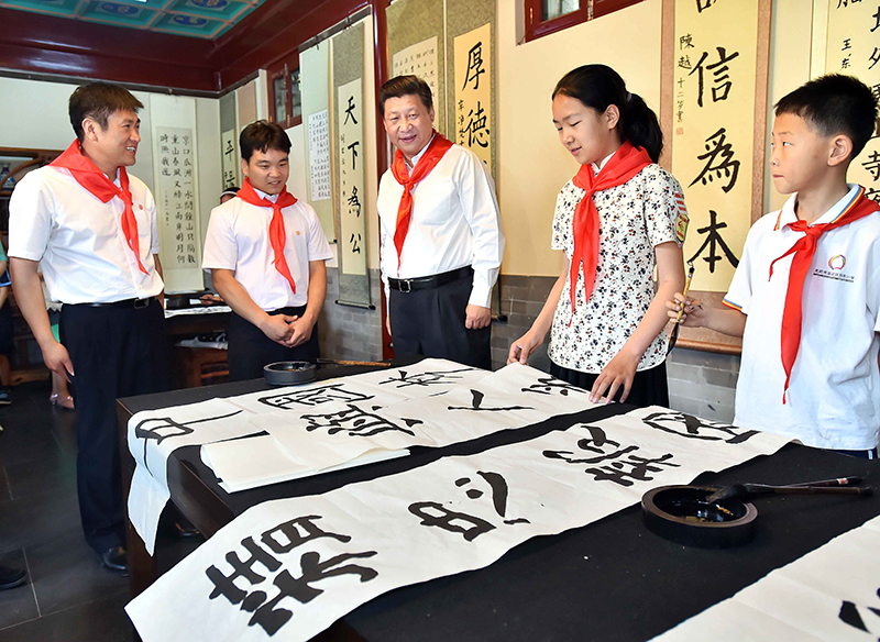 2014年5月30日，习近平总书记来到北京市海淀区民族小学，参加庆祝“六一”国际儿童节活动。这是总书记观看学生书写的毛笔字。