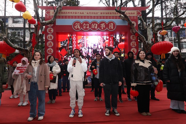 “熊猫叨叨”团队参加上海四平社区“元宵行街会”。