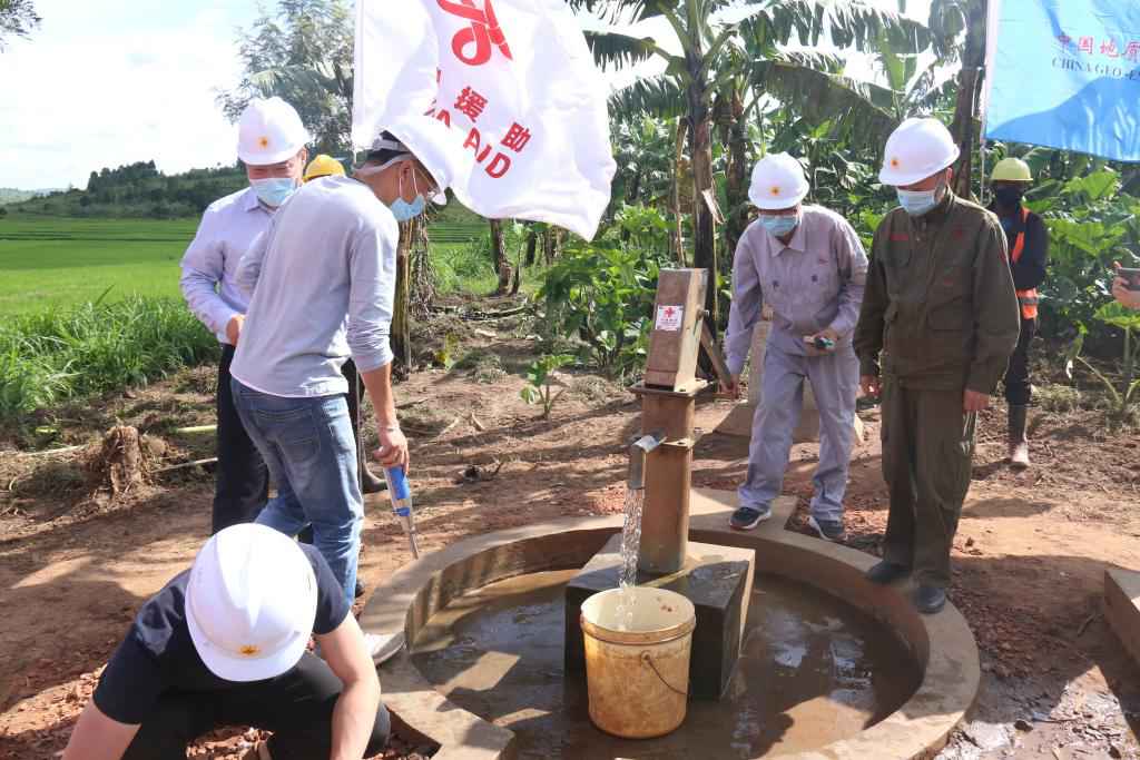 2022年4月11日，在卢旺达东方省加齐博区穆拉姆比，工作人员检查一口中国援建的水井。新华社发