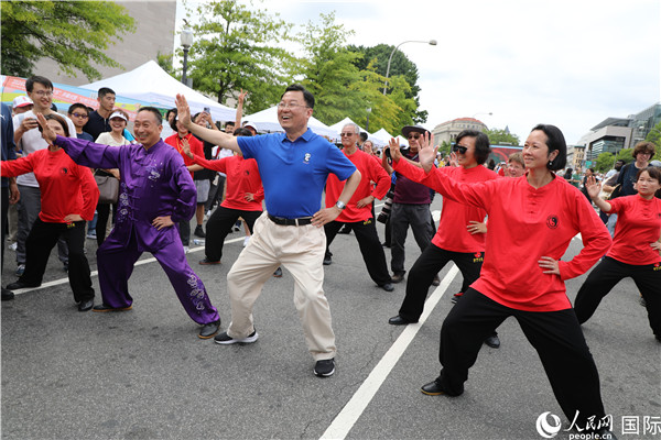 6、在活动现场，谢锋大使与华侨华人一起打太极拳。 人民网记者 李志伟摄