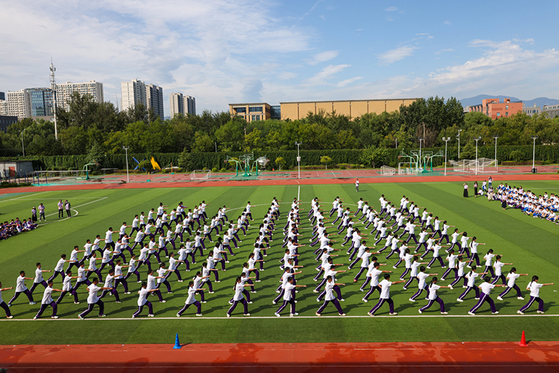 高一学生在开学典礼中表演军体拳。学校供图