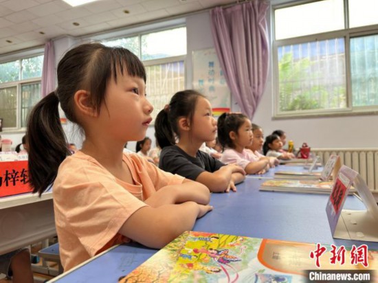 图为衡水市康复街小学，小学生听老师讲开学第一课内容。徐鹏璐 摄