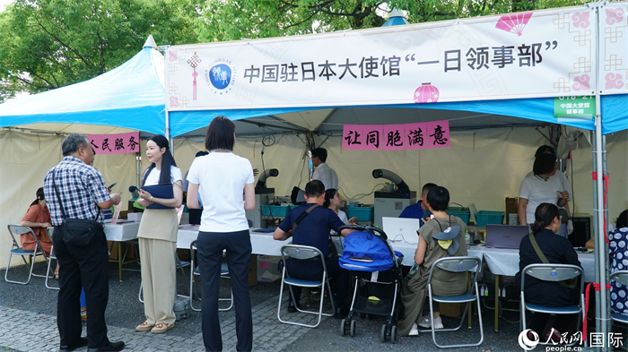 现场专设“一日领事部”。人民网 蒋晓辰摄