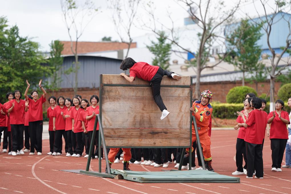 云南丽江华坪女子高级中学学生在体验翻越障碍板。新华社记者陈欣波 摄