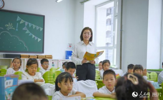 9月9日，黑龙江省哈尔滨市花园小学，语文老师正在给二年级小学生们上课。人民网记者 张哲鑫摄