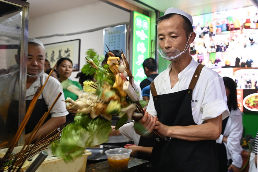 店员准备制作天水麻辣烫。新华社记者 范培珅 摄