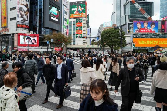 2023年11月15日，人们走过日本东京涩谷车站前的十字路口。新华社记者张笑宇摄