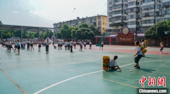 翠竹小学的学生在进行抛绣球运动。欧惠兰 摄