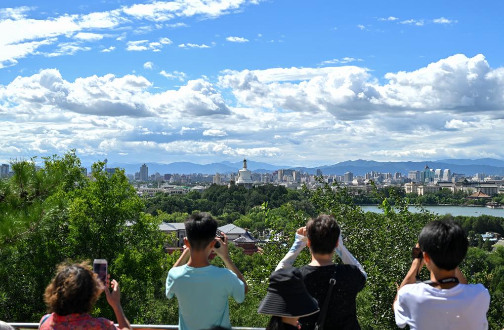 2024年8月12日北京天气晴好，游客从景山上拍摄远处的北海公园。新华社记者李鑫 摄