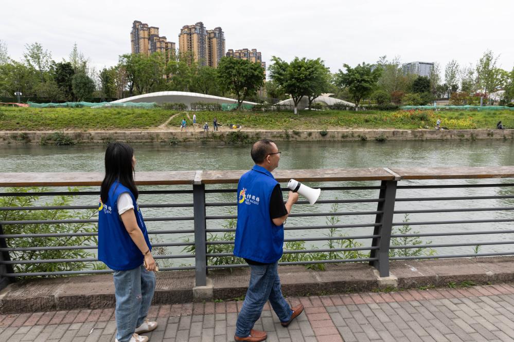 2023年，四川成都市金牛区新桥社区社区河长工作室的工作人员在巡府河。新华社记者江宏景 摄