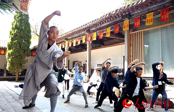 日本少林寺拳法青年代表团体验体验少林十三拳。人民网记者 张靖摄