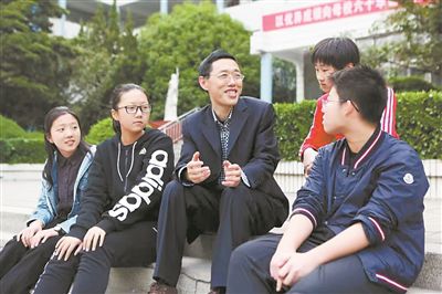 淮北市首批高层次人才储备金获得者、淮北市第一中学教师陈超（左三）在与学生交谈。淮北市委人才工作局供图