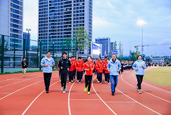 王丽萍带领学生启动冬季长跑活动。主办方供图