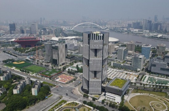 位于中国上海浦东新区世博园区的金砖国家新开发银行总部大楼(2022年6月17日摄,无人机照片)。新华社记者方喆摄