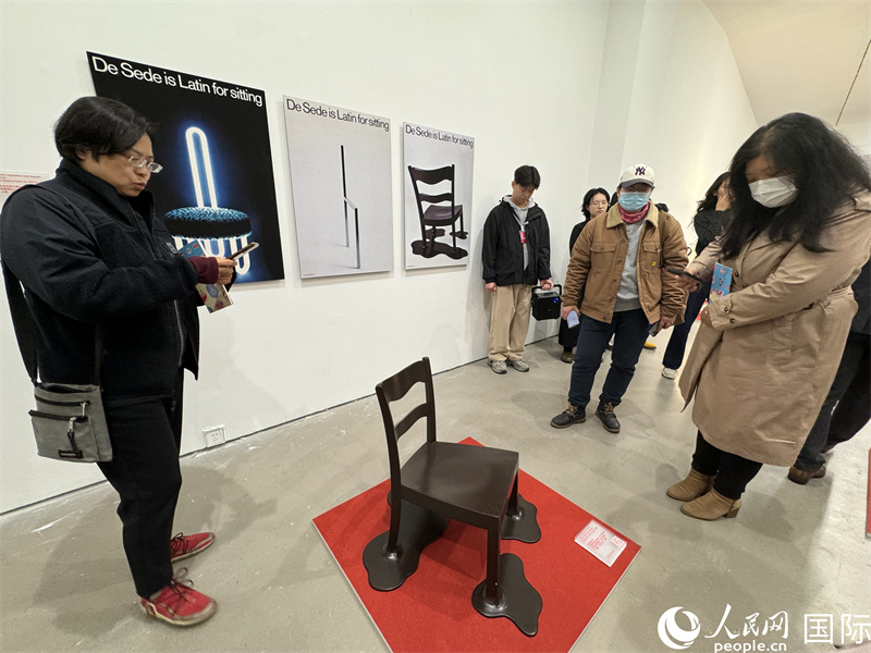 11月8日，观众在“瑞士经典设计展”作品前驻足欣赏。（人民网 谢莹摄） 