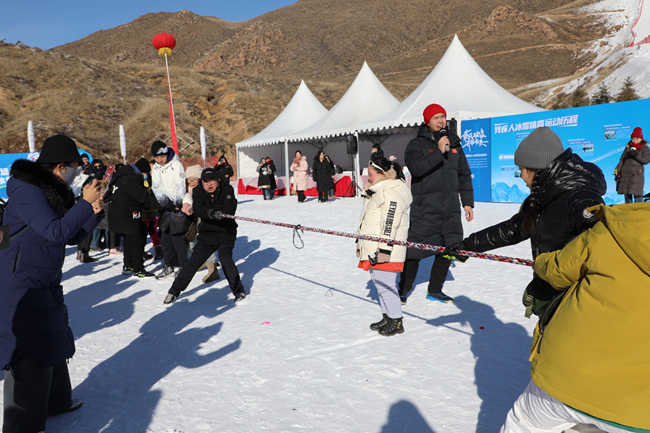 雪地拔河活动。内蒙古自治区残疾人联合会供图