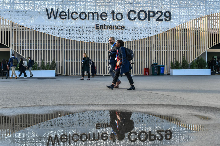 2024年11月15日,在阿塞拜疆首都巴库,人们经过联合国气候变化巴库大会的会场。新华社记者 曹阳 摄