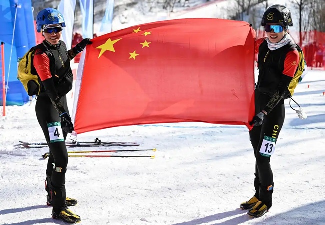 2月9日，中国队选手次旦玉珍（左）与队友于婧萱庆祝胜利。新华社记者 谢剑飞摄